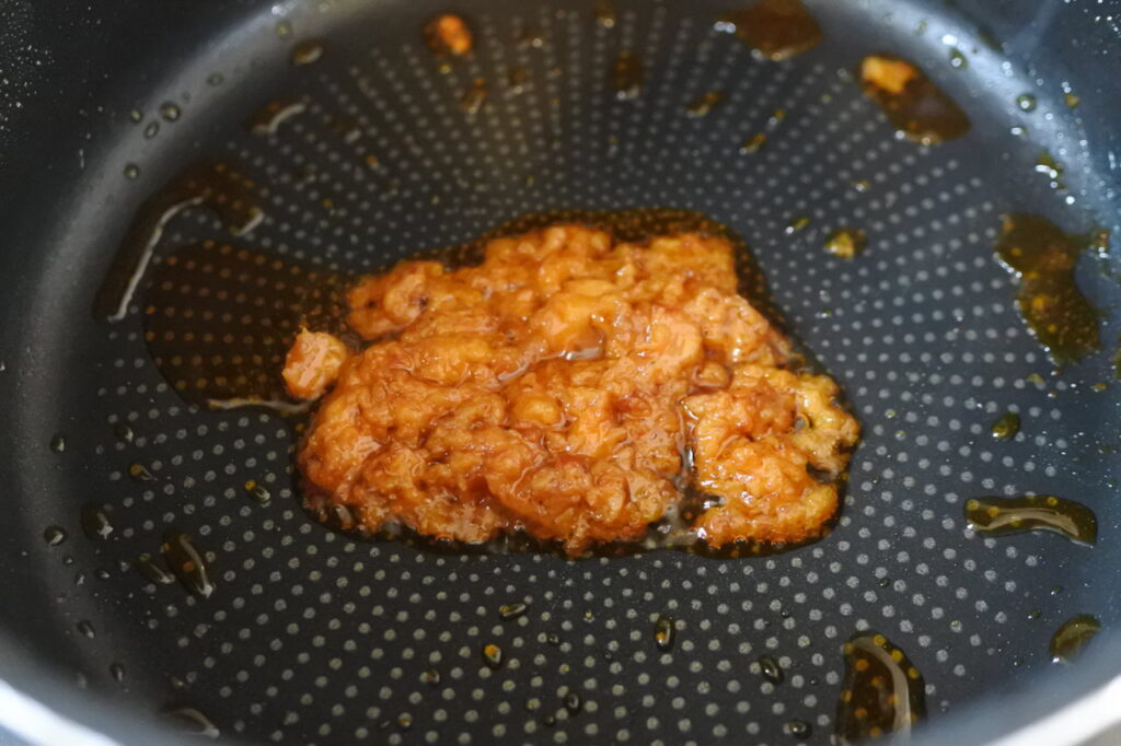 ピリ辛つけ麺　味噌と豆板醤を炒める